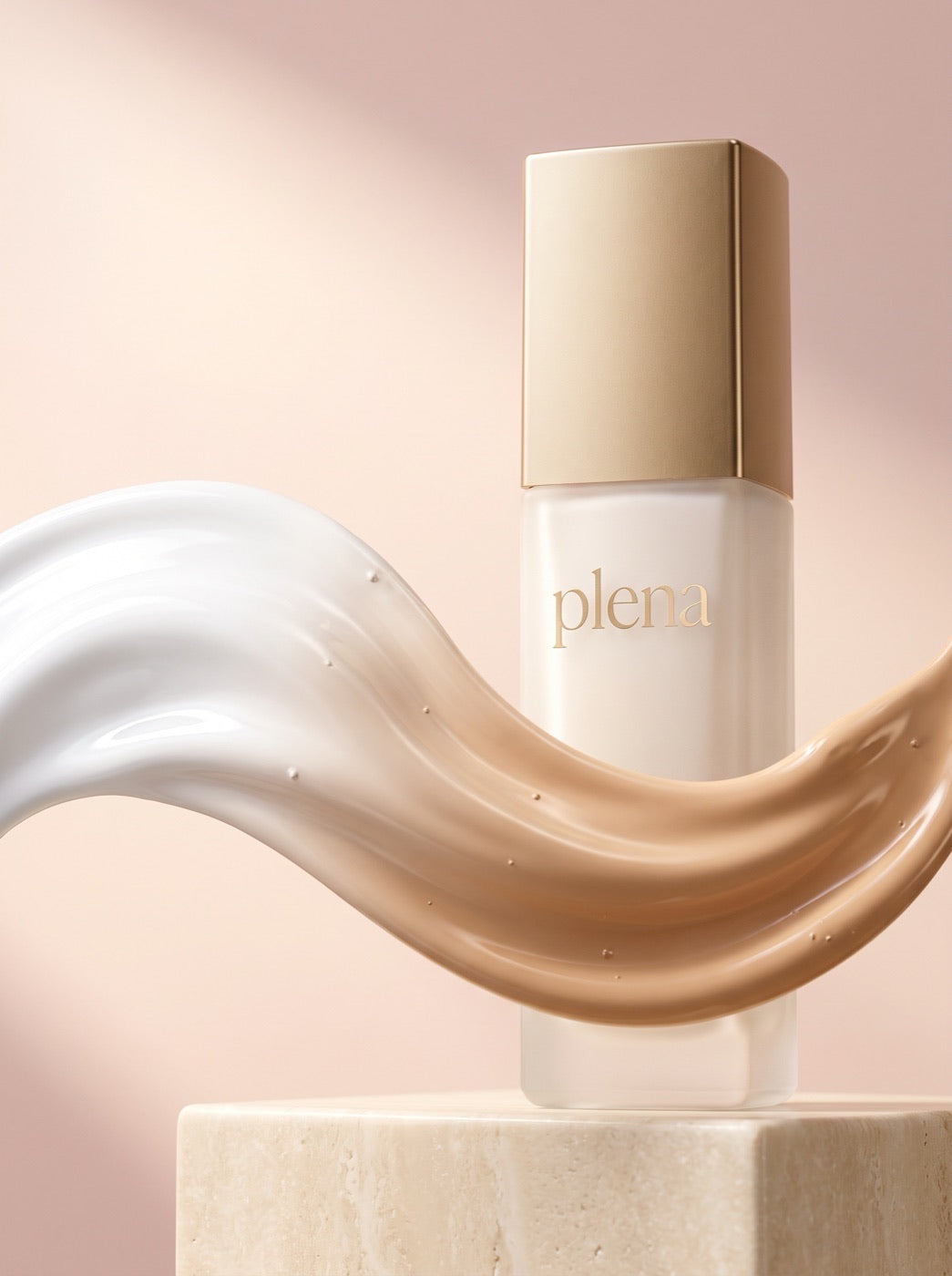 Frasco de Plena con una ola de crema que pasa de blanca a tono piel